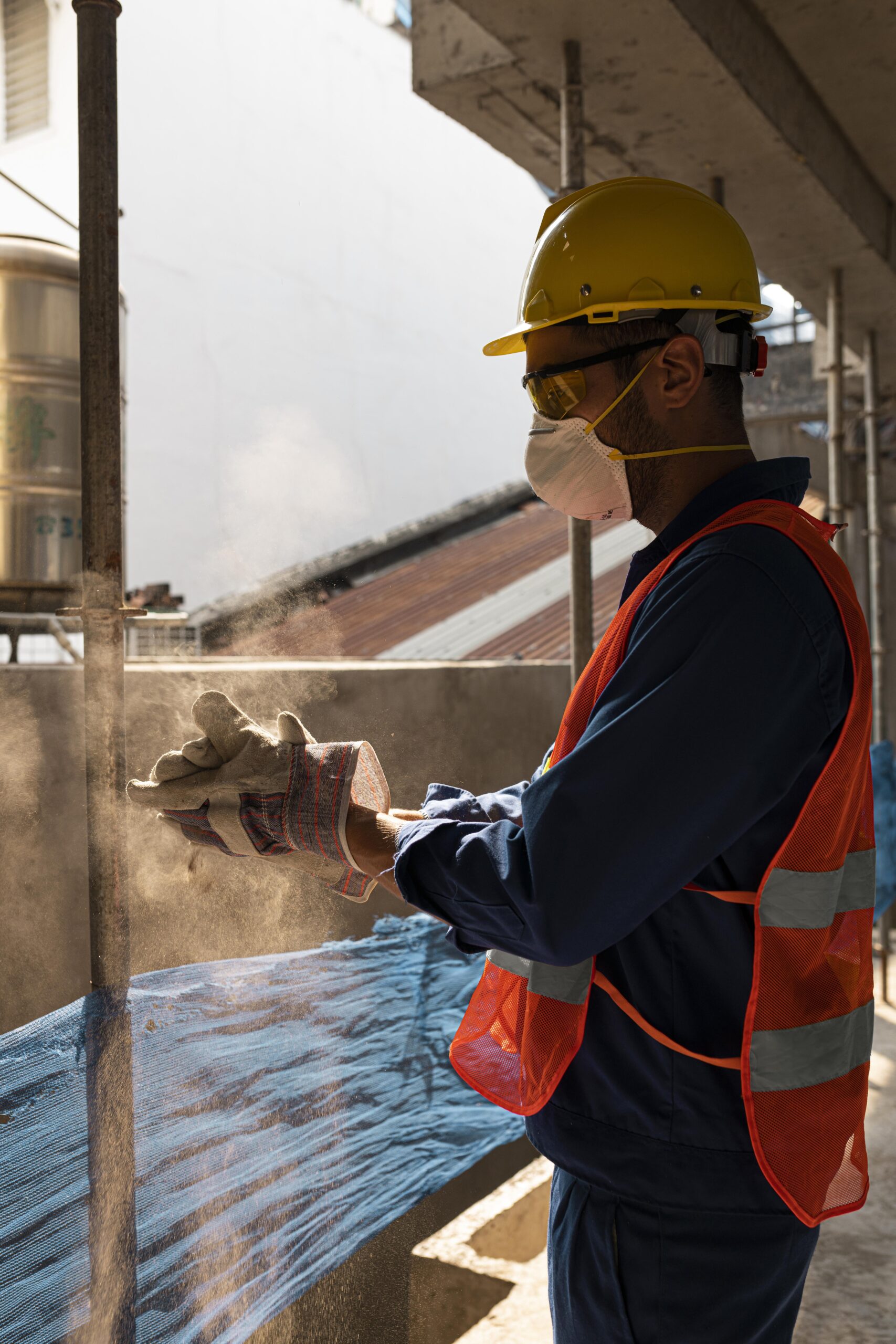 side-view-man-with-safety-equipment (1)