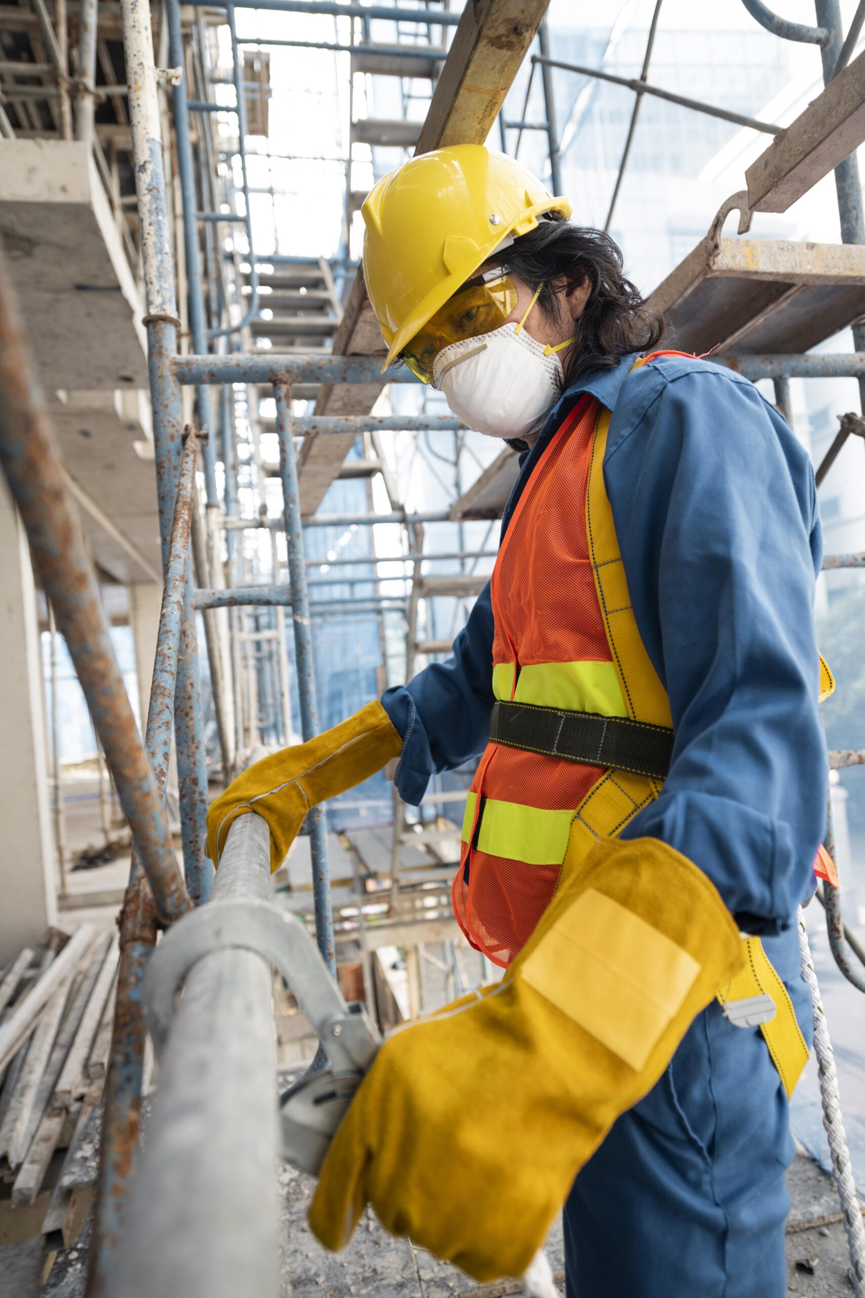side-view-man-with-safety-equipment